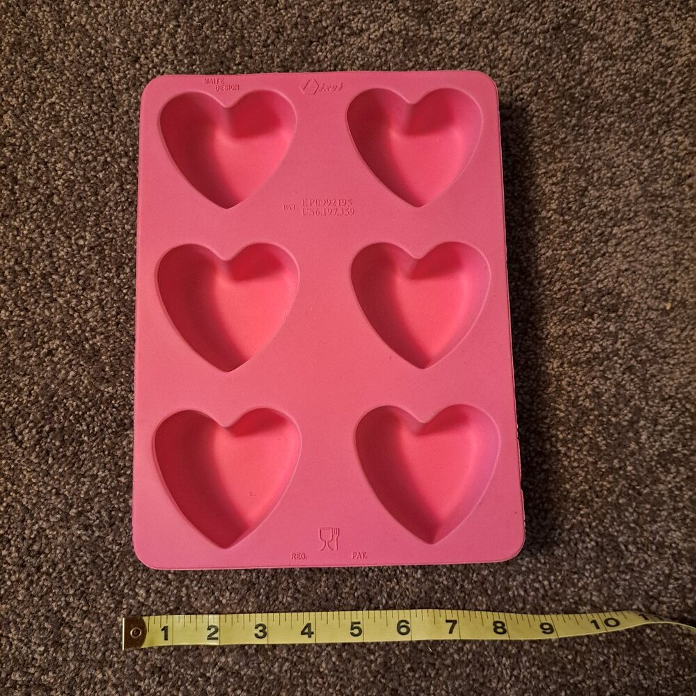 Lékué Pink Heart Shaped Silicone heart baking mold. - Picture 3 of 9